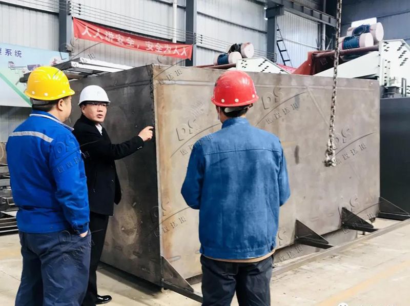 德森領(lǐng)導(dǎo)車(chē)間指導(dǎo)生產(chǎn) 德森領(lǐng)導(dǎo)車(chē)間指導(dǎo)生產(chǎn)